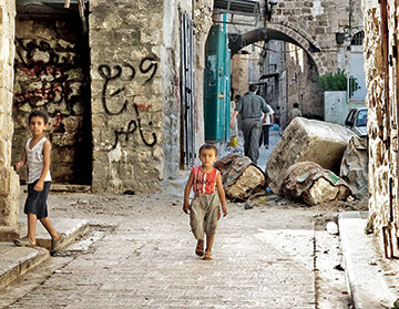 Enric Borràs, Palestina. Dos niños en el centro de Nablus. Las piedras en plena calle son para impedir el paso de vehículos militares israelíes, que hacen redadas a menudo, por las noches, 2007, https://www.flickr.com/photos/enricb/4360281677/