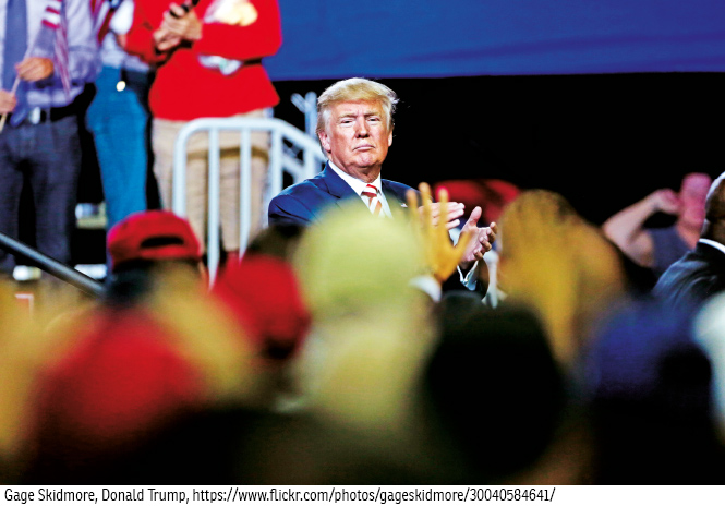 Gage Skidmore, Donald Trump, https://www.flickr.com/photos/gageskidmore/30040584641/ Trump en el centro